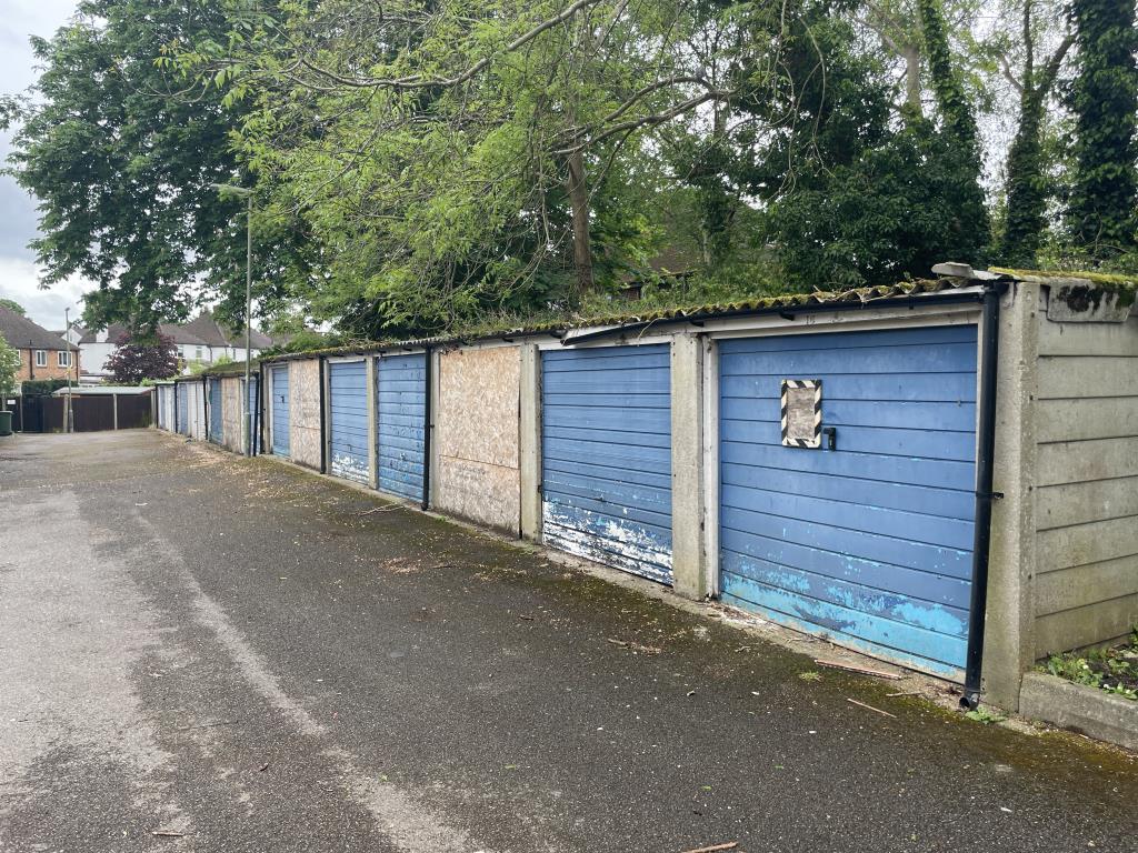 Lot: 131 - LAND AND 25 GARAGES WITH POTENTIAL - Garages 1 - 16 rear of Rusmere Court